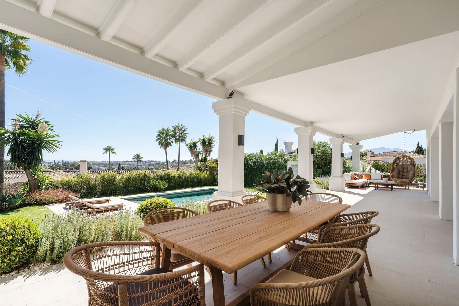 Covered terrace with dining table and views over the valley — Villa Rosalia, Nueva Andalucía
