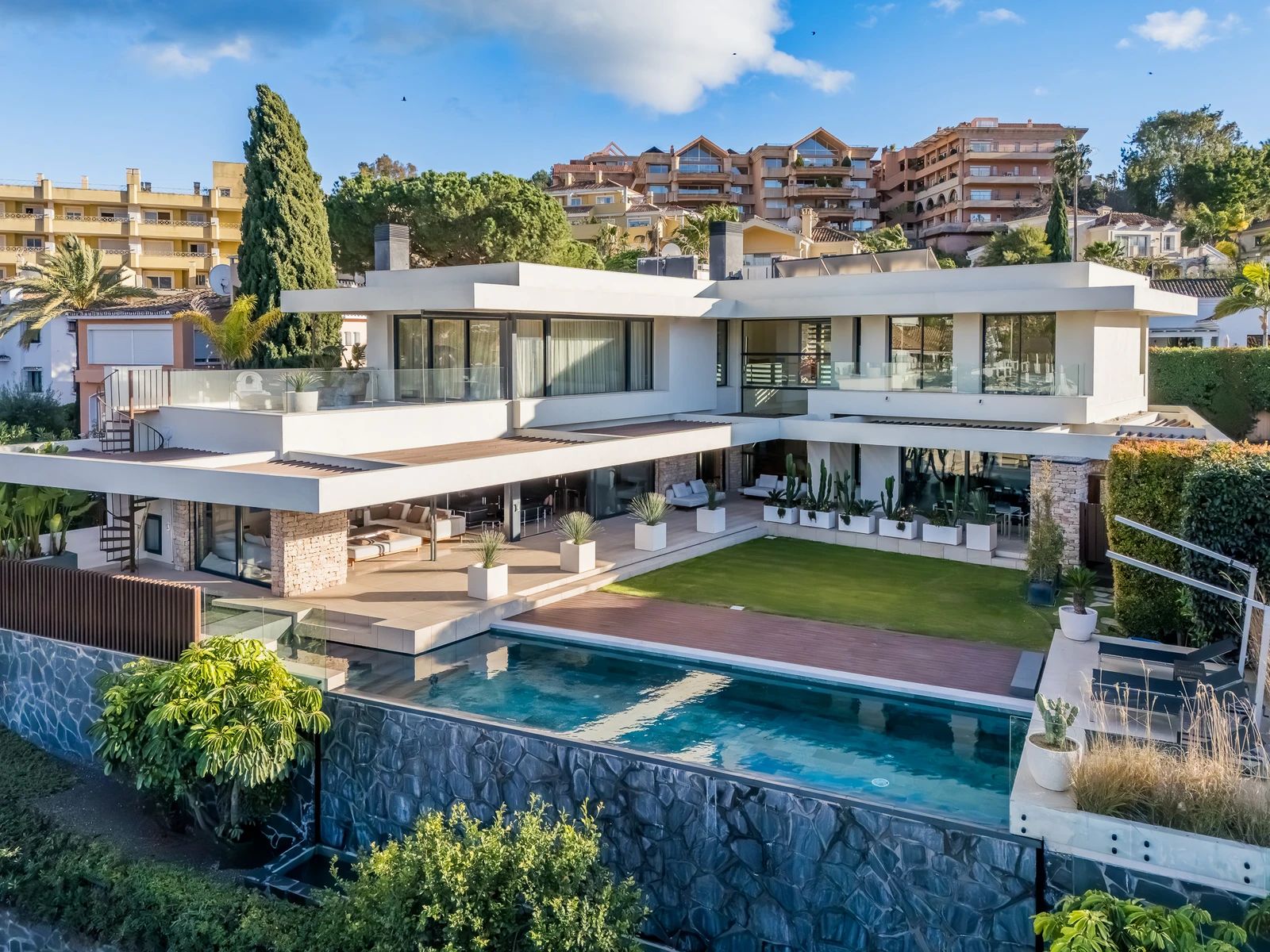 Aerial view of Villa Tucan with its pool and garden on the golf course — Nueva Andalucía