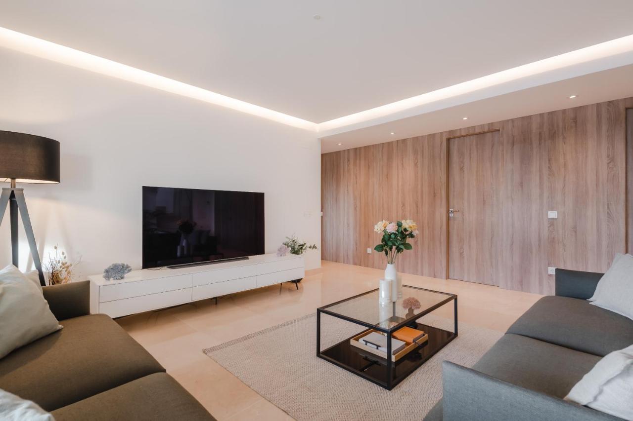 Contemporary living room with wood panelling and terrace access — Penthouse Royal Banús, Puerto Banús