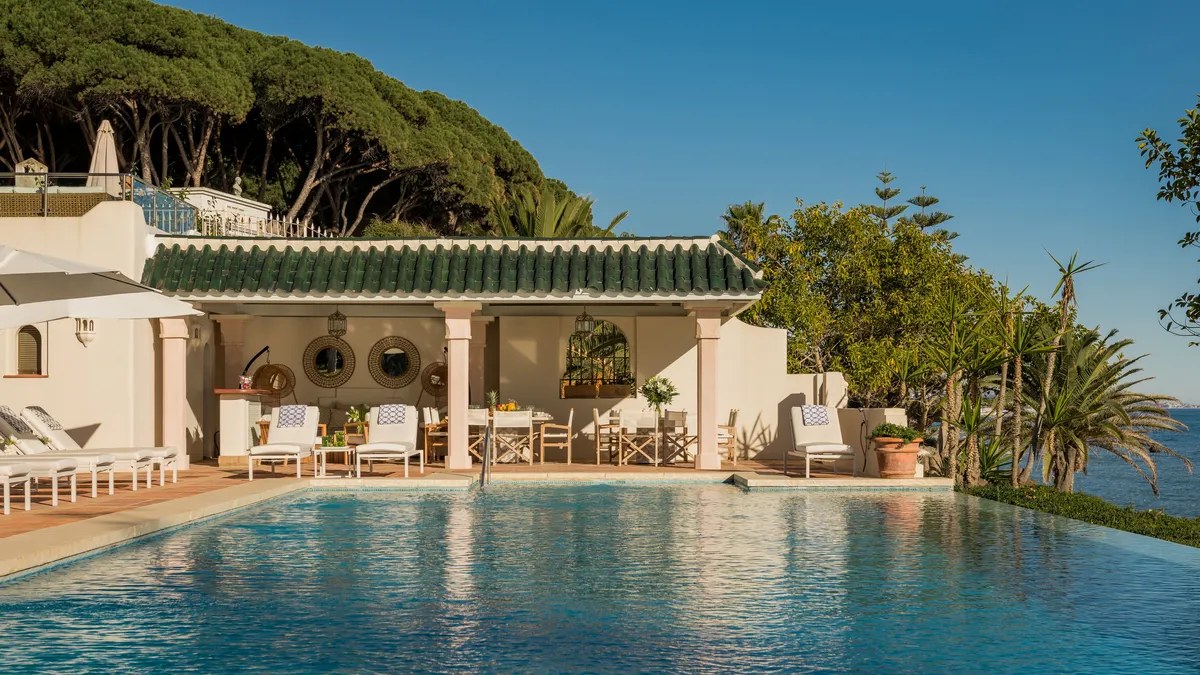 Covered poolside lounge and outdoor dining beside the pool — Villa El Rincon, Golden Mile