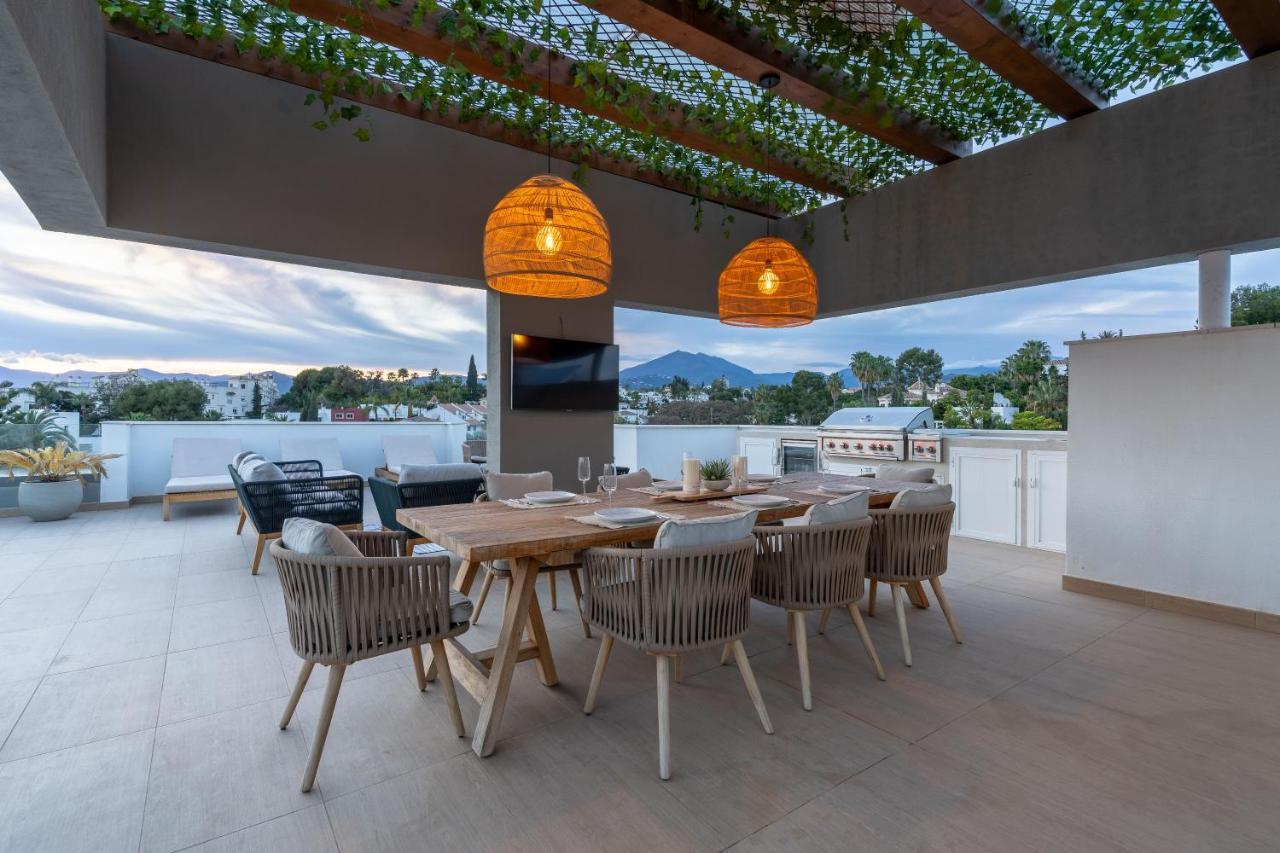 Covered rooftop dining area with an outdoor kitchen at Royal Banús — Penthouse Royal Banús, Puerto Banús