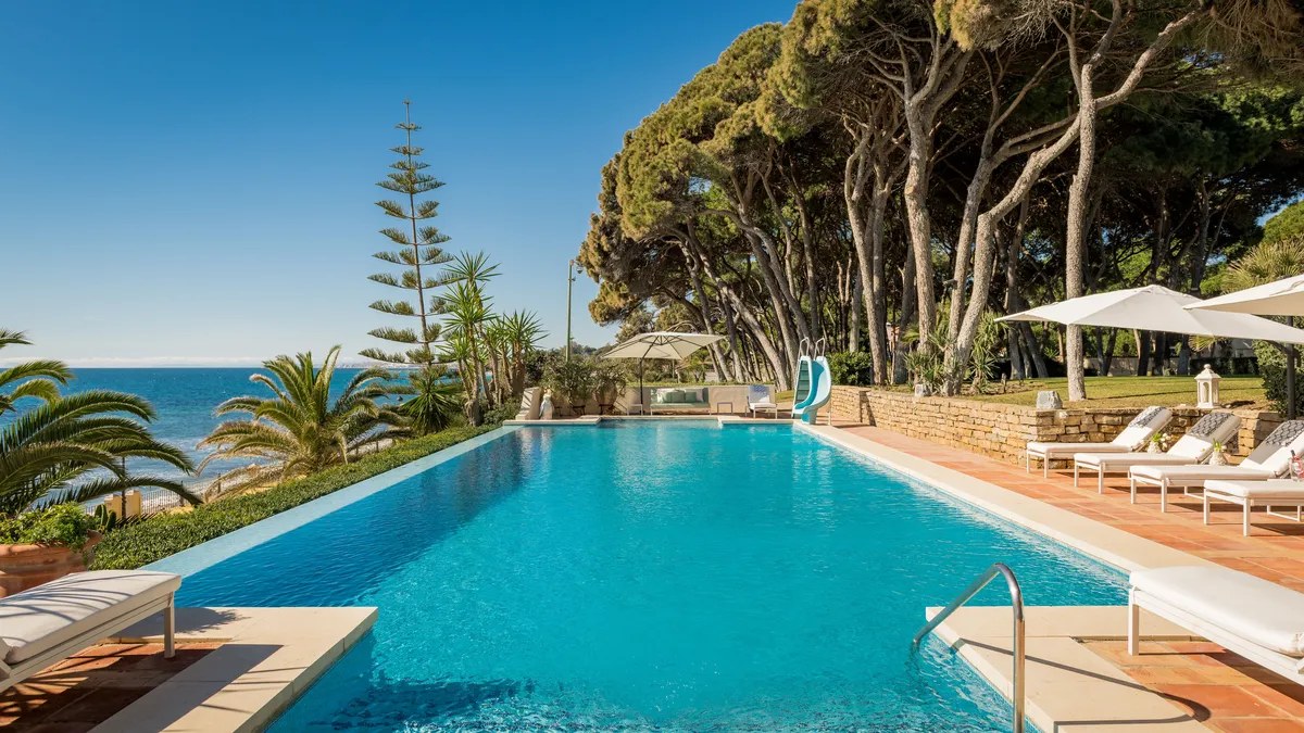Heated infinity pool overlooking the Mediterranean — Villa El Rincon, Golden Mile