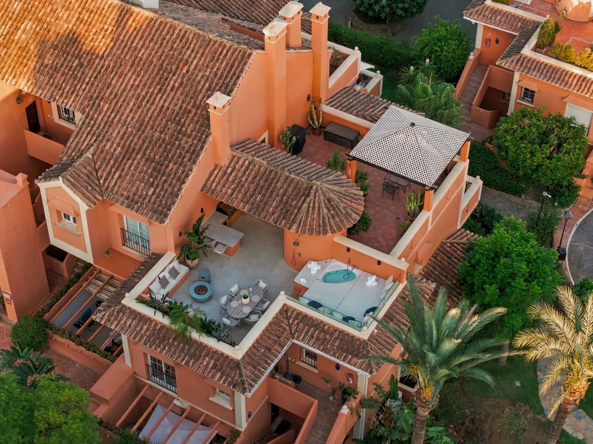 Aerial view of the duplex penthouse and its private rooftop terrace — Luxury Duplex Penthouse in Nueva Andalucía, Nueva Andalucía