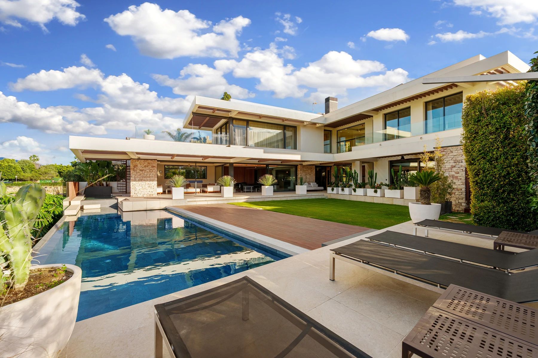 Pool, lawn and sun deck in front of the villa — Villa Tucan, Nueva Andalucía