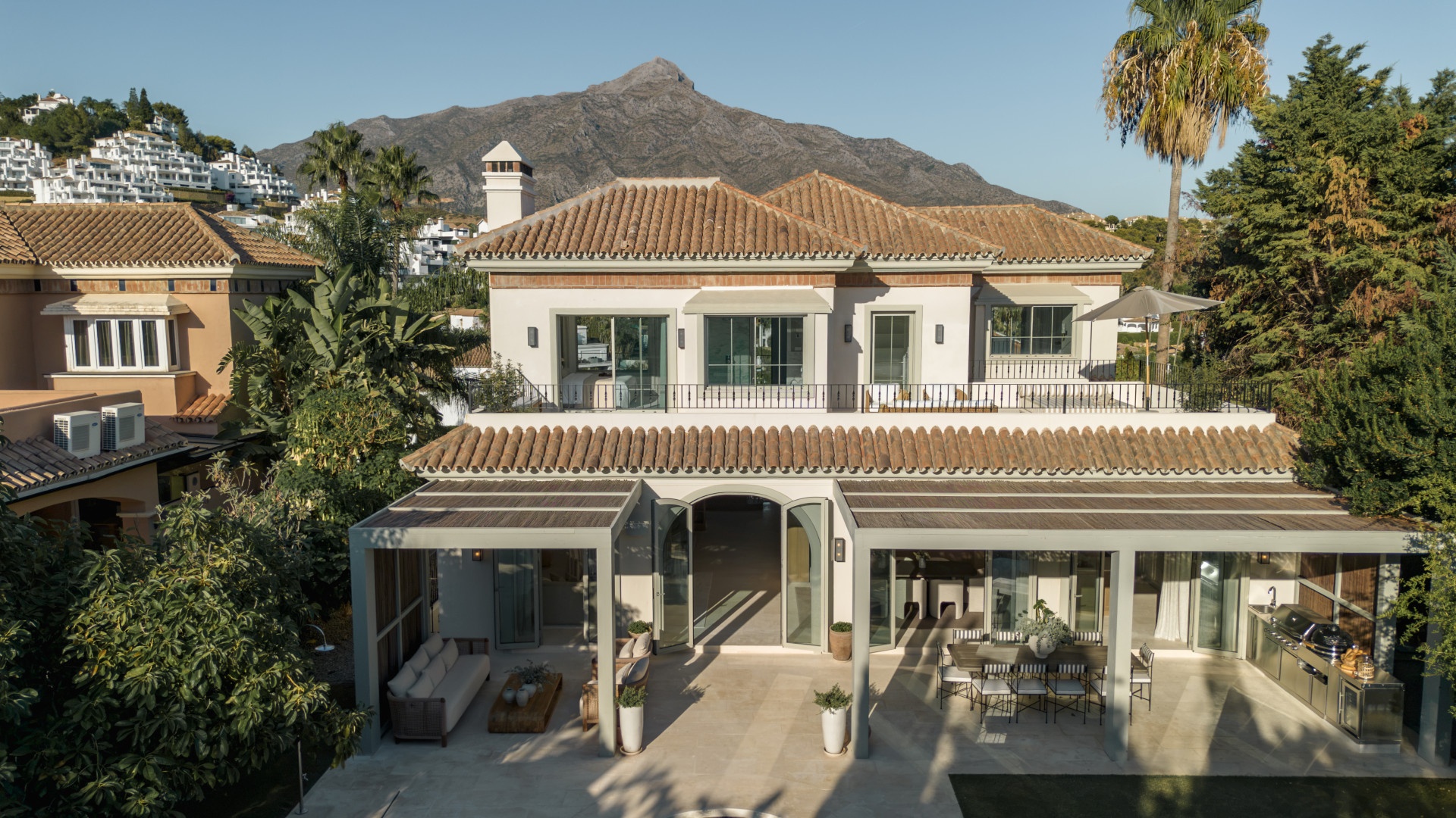Aerial view of Villa Amelie and its private pool — Nueva Andalucía