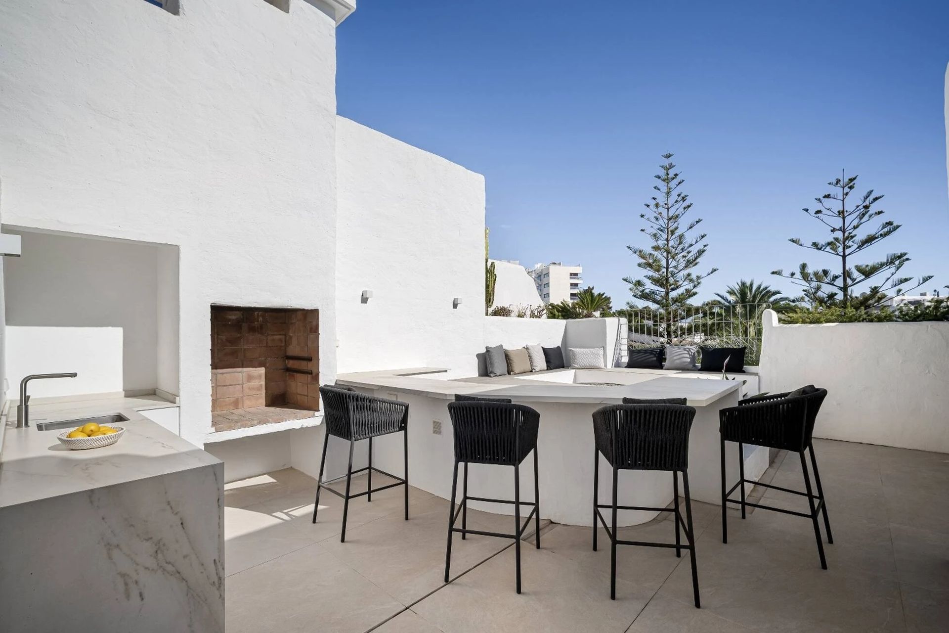 Rooftop terrace with outdoor kitchen, barbecue and bar seating — Alhambra del Mar, Golden Mile