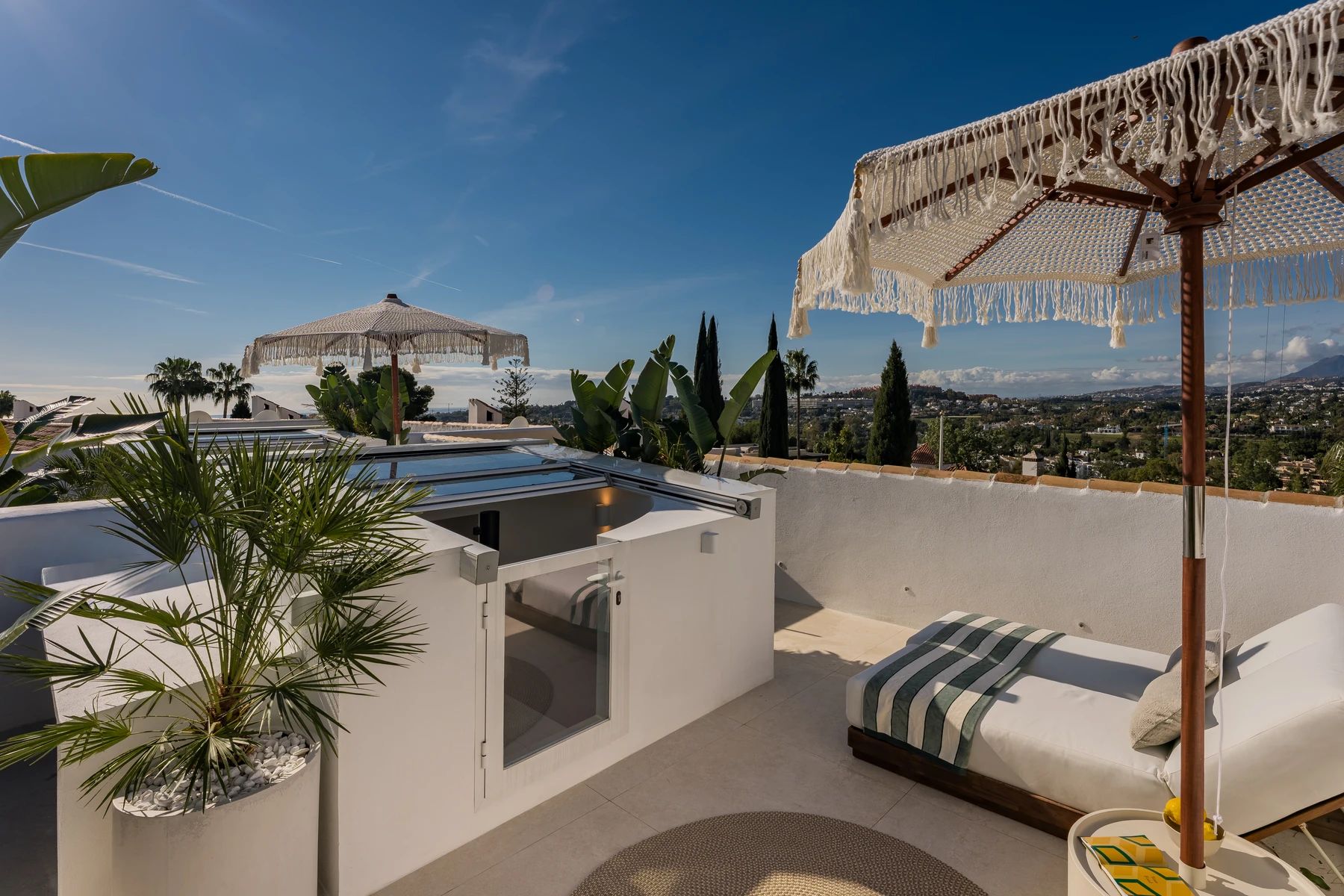 Private rooftop terrace with sun lounger and sea views — Casa Suma, Nueva Andalucía