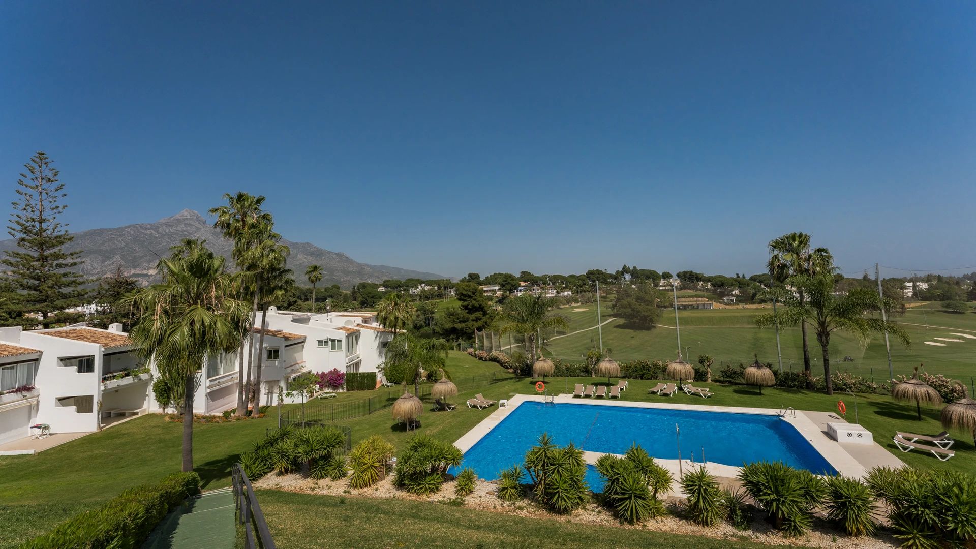 Communal pool and gardens with views to La Concha — Casa Nyra, Nueva Andalucía