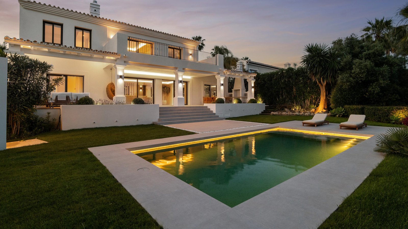 Villa Rosalia illuminated at dusk with pool and gardens — Nueva Andalucía