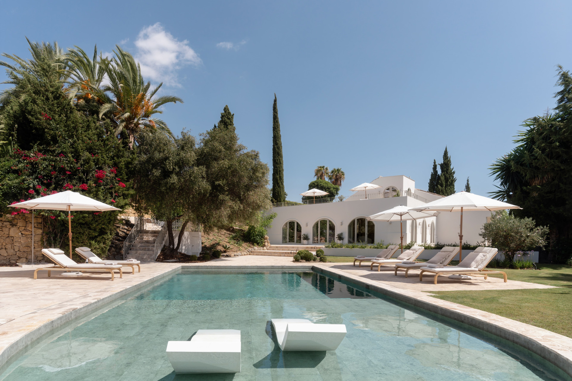 Private pool and sun loungers in daylight — Blanch House, Nueva Andalucía