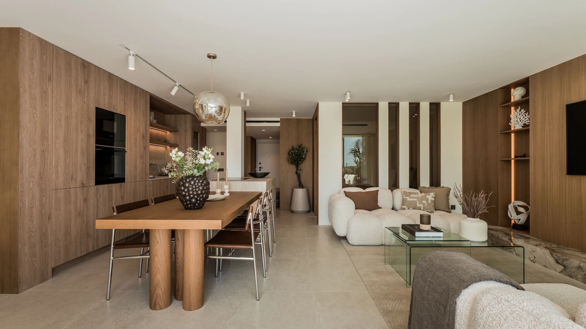 Open-plan dining and living area with oak joinery — Casa Nyra, Nueva Andalucía