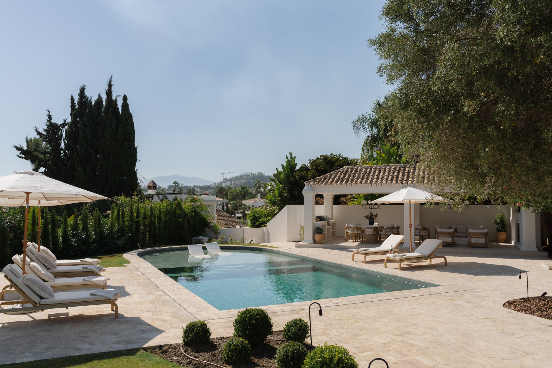 Pool terrace and landscaped garden — Blanch House, Nueva Andalucía